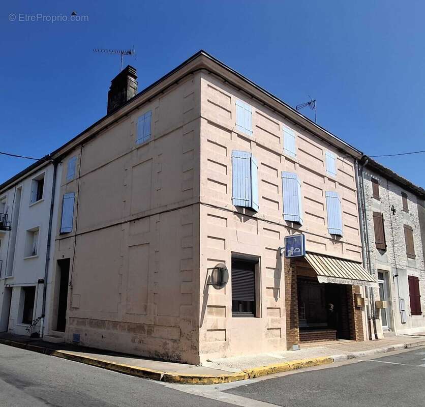 Maison 178 m² à Chasseneuil-Sur-Bonnieure  - photo 2