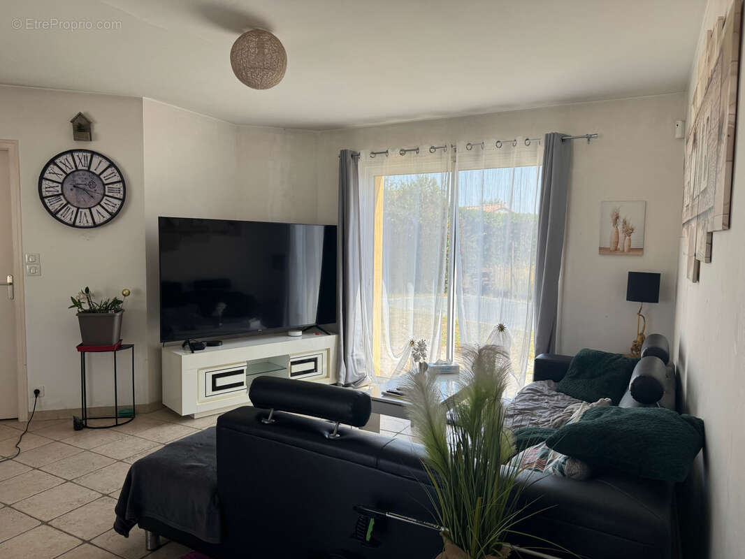 Maison de plain pied avec terrain clos - THIRE - photo 4
