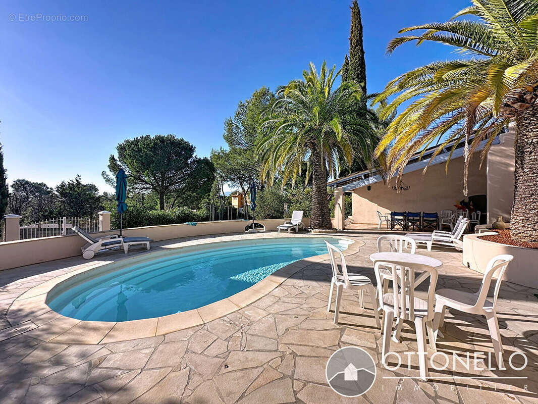 Maison à ROQUEBRUNE-SUR-ARGENS