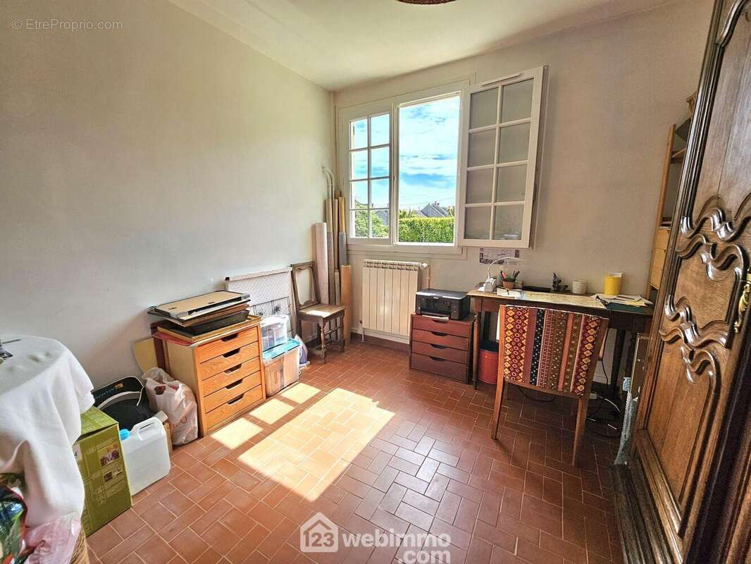 Une première chambre de 10 m² très lumineuse.