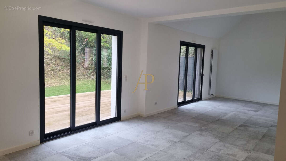 Maison à LE MESNIL-LE-ROI