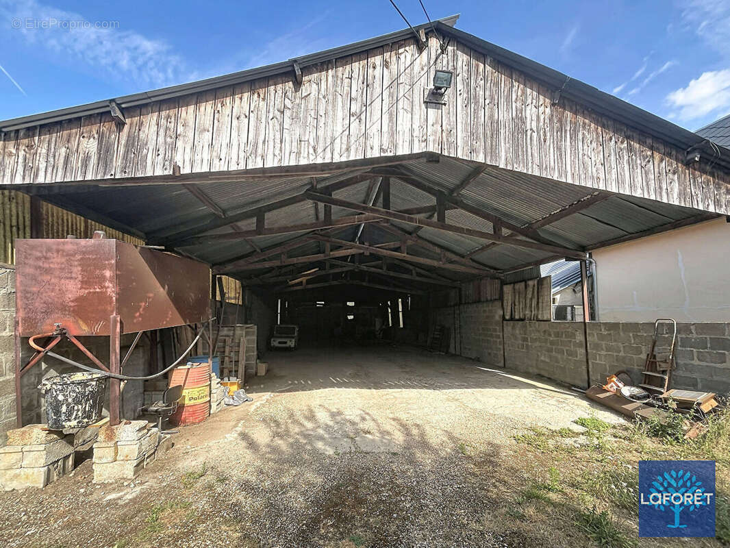 Maison 6 pièce(s) 120 m2 avec un hangar de 300m²  , des dépendances et deux garages - photo 15