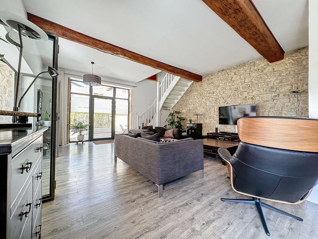 Maison en pierre rénovée avec piscine et dépendances - photo 4