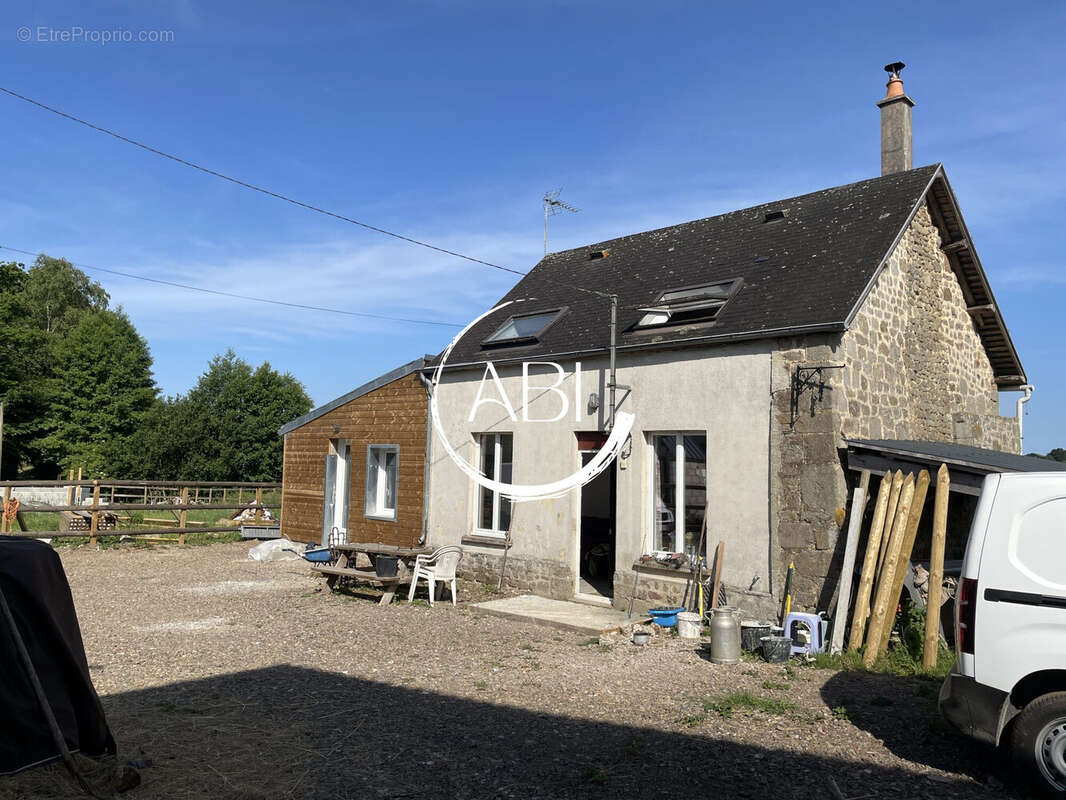 Maison à LE MENIL-DE-BRIOUZE