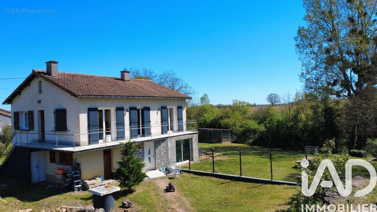 Maison 136 m² à Gizay  - photo 2