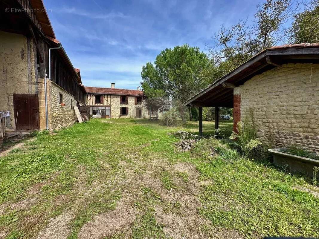 Maison à MONLEON-MAGNOAC