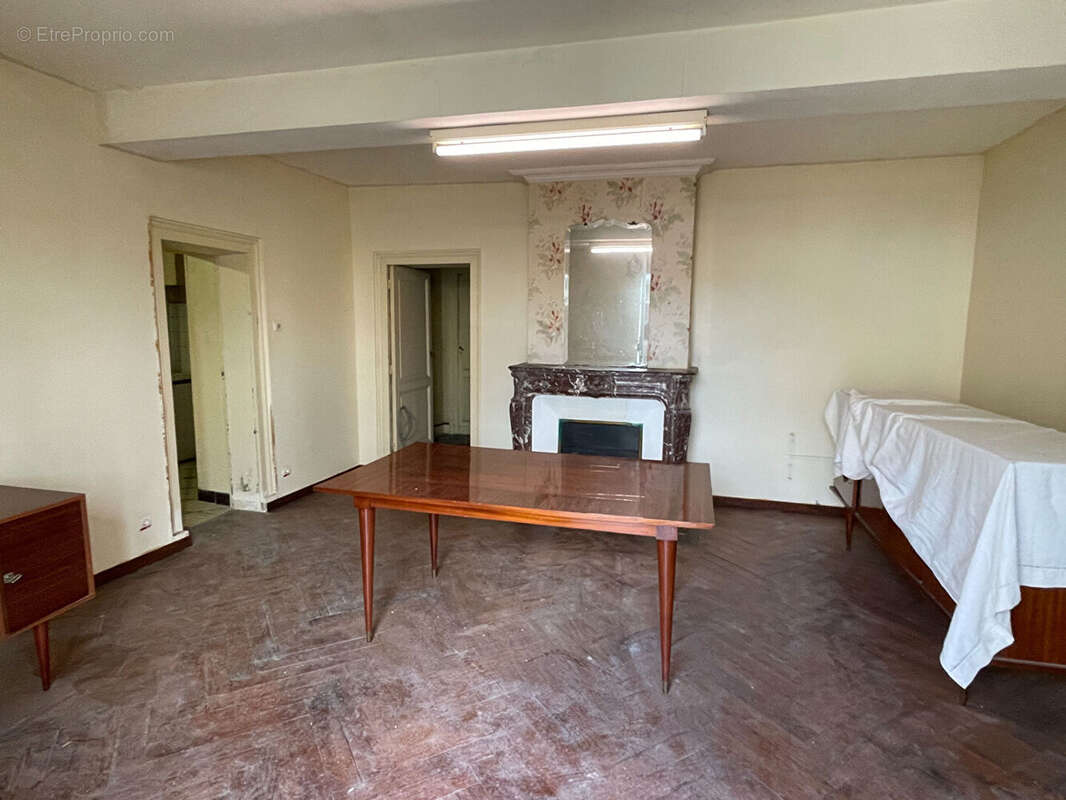 Grande maison en pierre à rénover dans un village prisé - photo 7