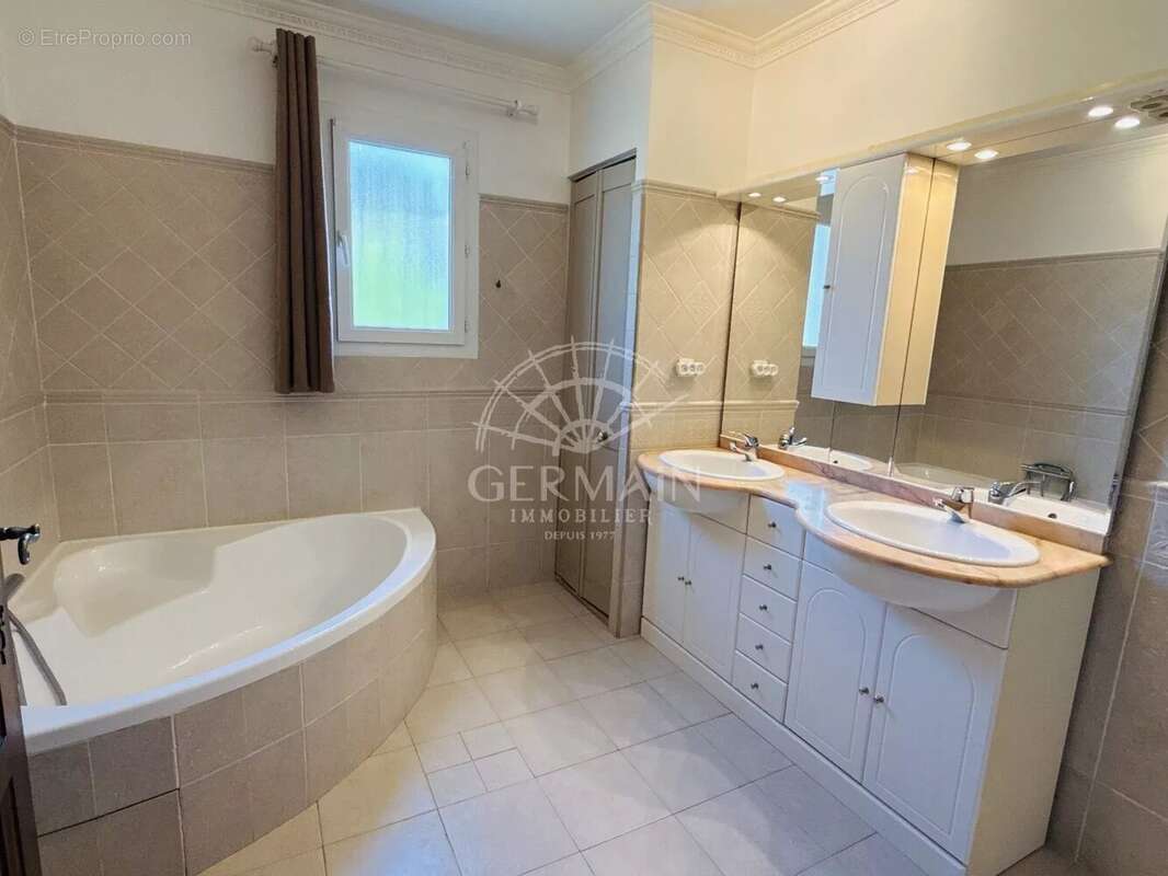 L'Isle-sur-la-Sorgue, Proche du centre-ville, maison traditionnelle de plain-pied de 120 m² - photo 8
