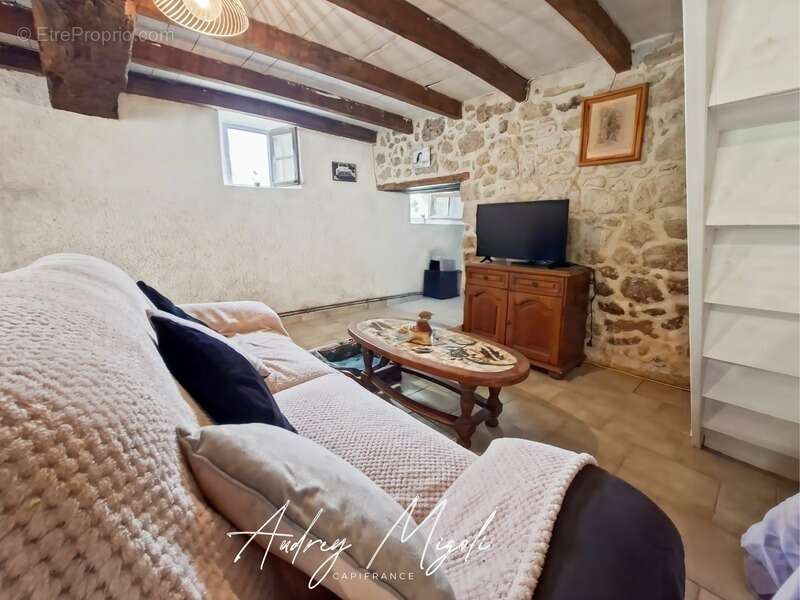 Maison en pierre au cœur de la nature, 109m², 3 chambres, garage et grande dépendance, au bord d'une rivière, terrain 1 hectare - photo 9