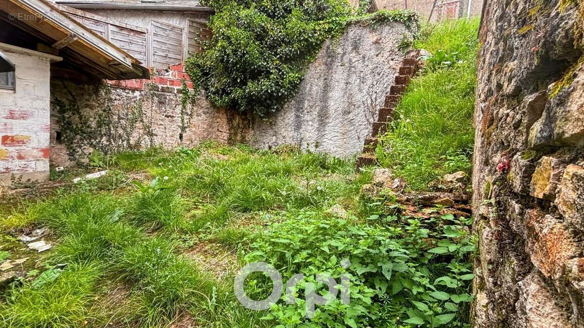 Maison à LA JONCHERE-SAINT-MAURICE