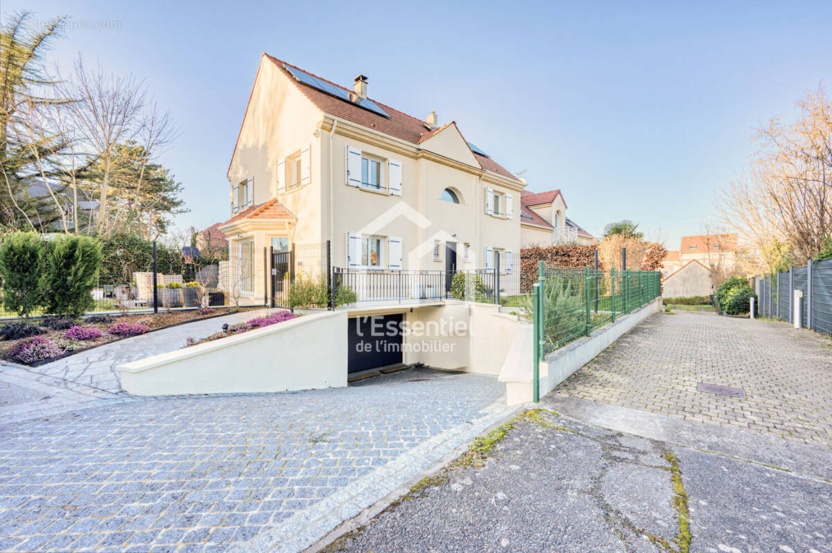 Maison à LE MESNIL-LE-ROI
