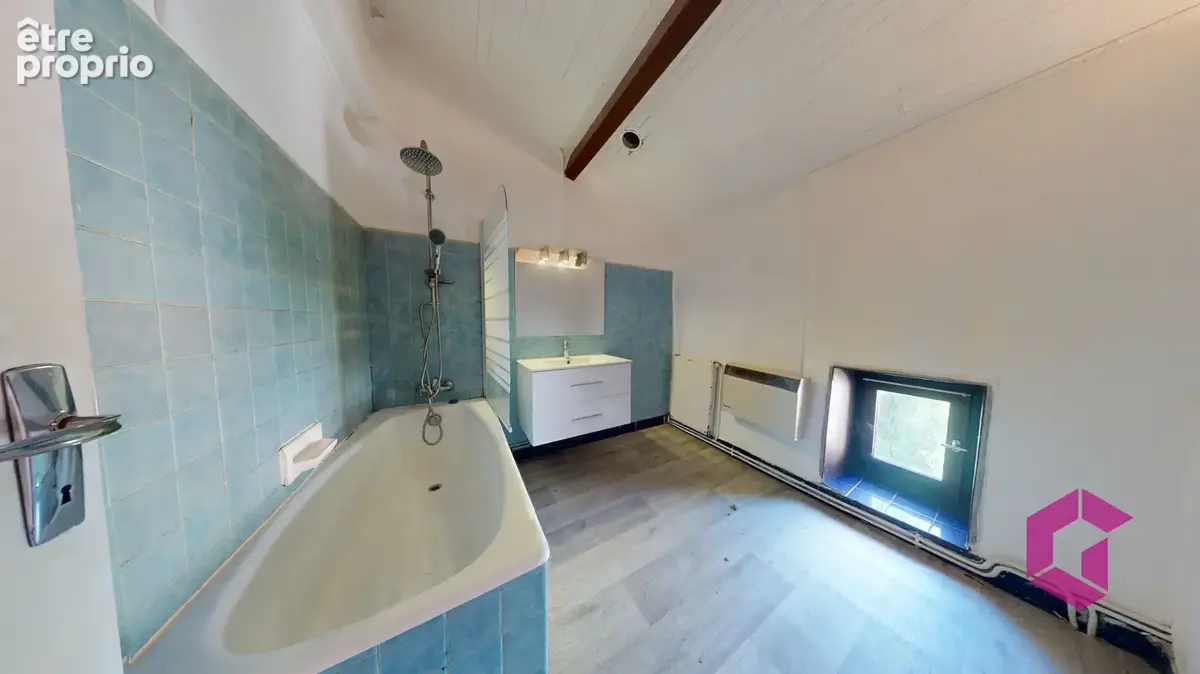 Beaulieu Maison de village 110m2 hab. 3 chambres - Terrasse , garage , cuvages et jardin - photo 7
