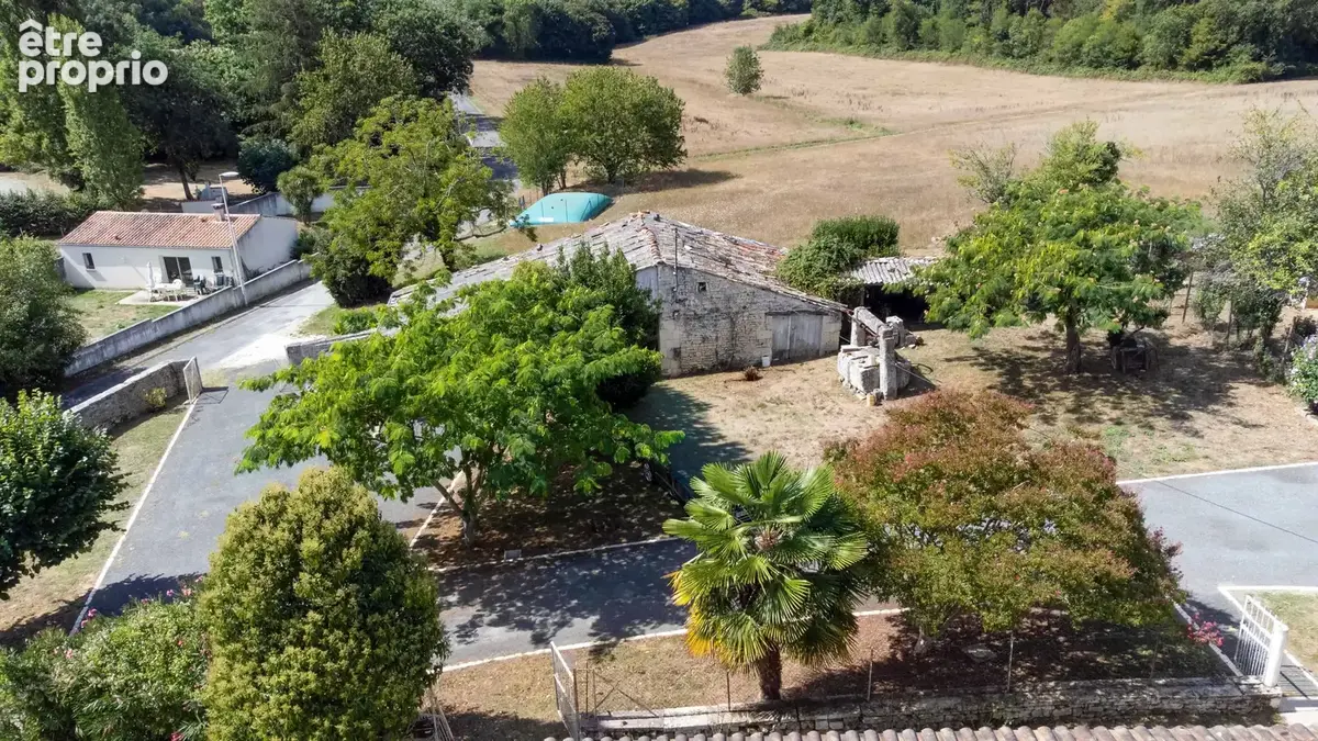 Maison charentaise en pierre de 4 chambres avec une maison d’hôtes de 3 chambres, située entre Jonzac et Pons. - photo 3