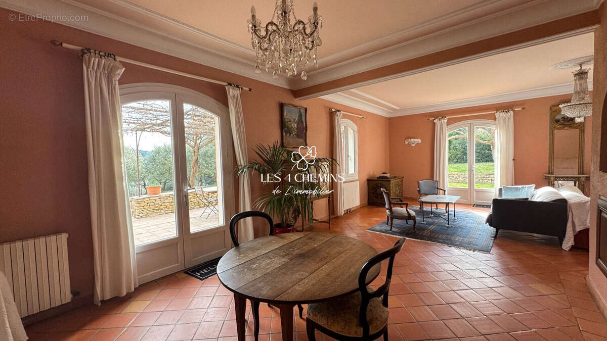 A vendre bastide d'environ 250 m²  6 pièces + T2 sur 4000 m2 - photo 10