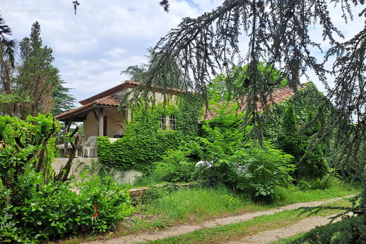 Stone property for renovation - photo 28