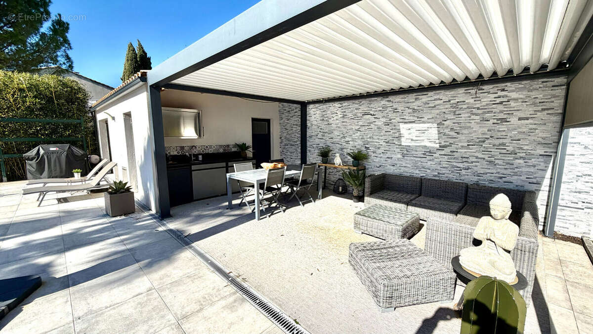 Maison à ENTRAIGUES-SUR-LA-SORGUE