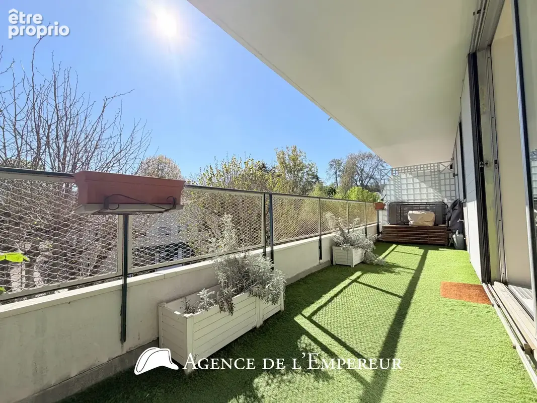 Grand 3 pièces de 93 m2   2 terrasses, 2 parkings et cave. - photo 2