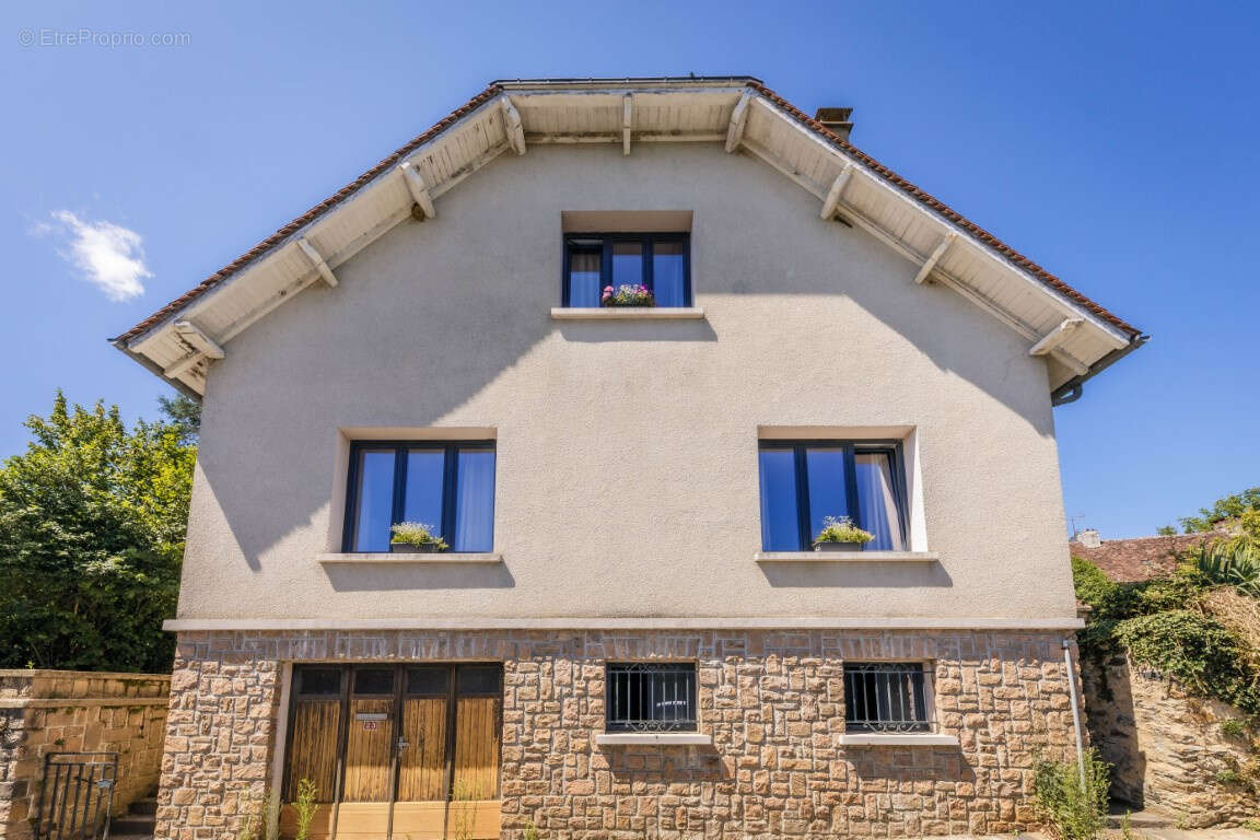 Maison à SEGUR-LE-CHATEAU