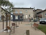 Immeuble face à la place - Appartement à CHAUFFAILLES