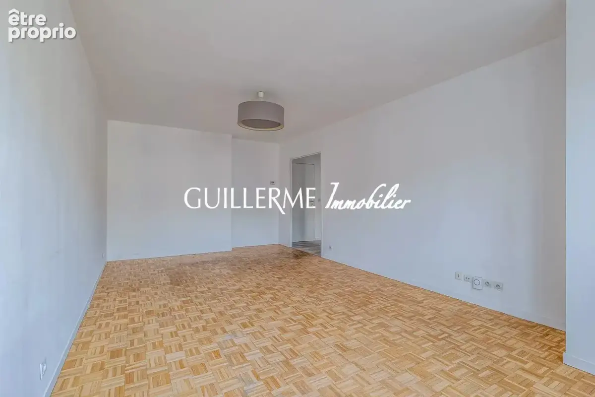 Appartement T3 à Gare de Vaise avec balcon, cave & parking - photo 4