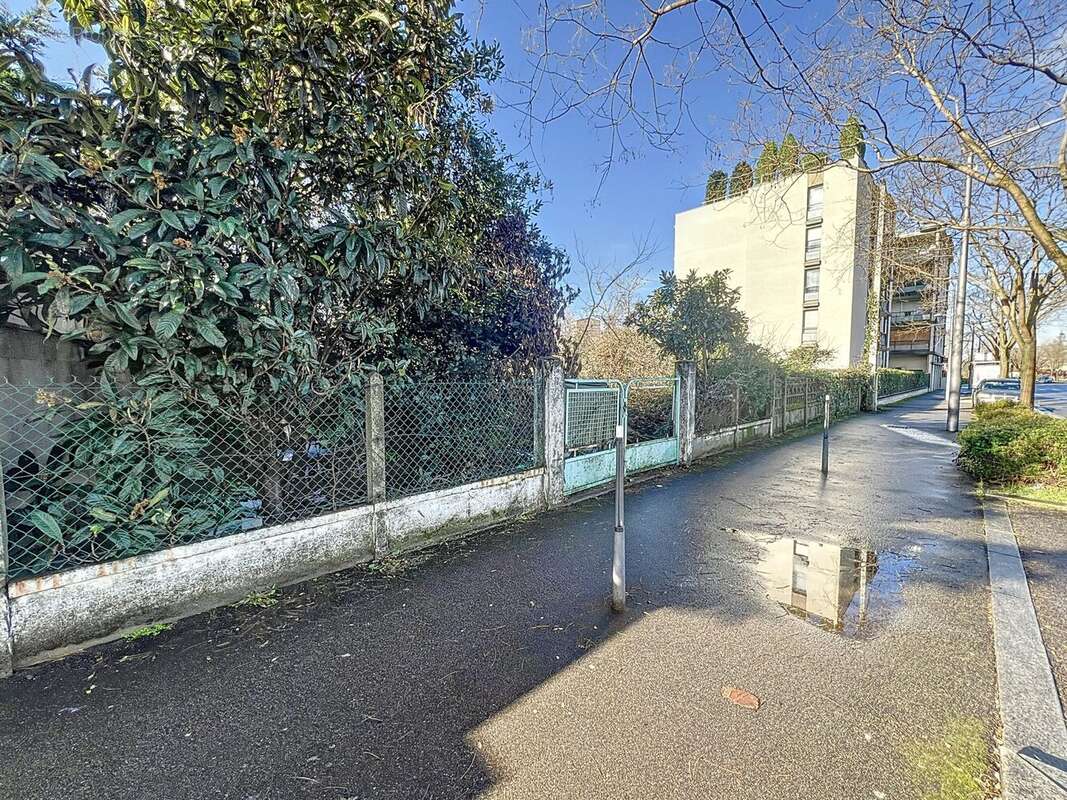 Terrain à VENISSIEUX
