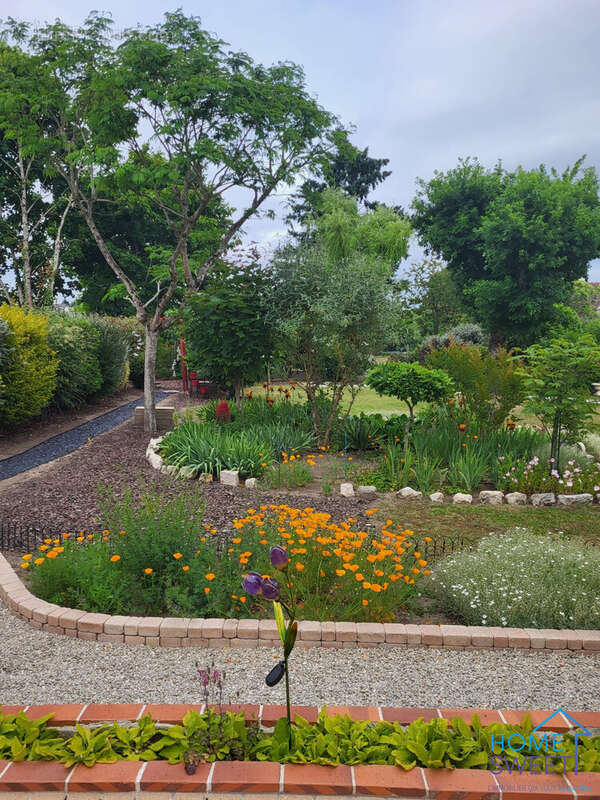 Jardin - Maison à SAINT-DENIS-DE-L'HOTEL