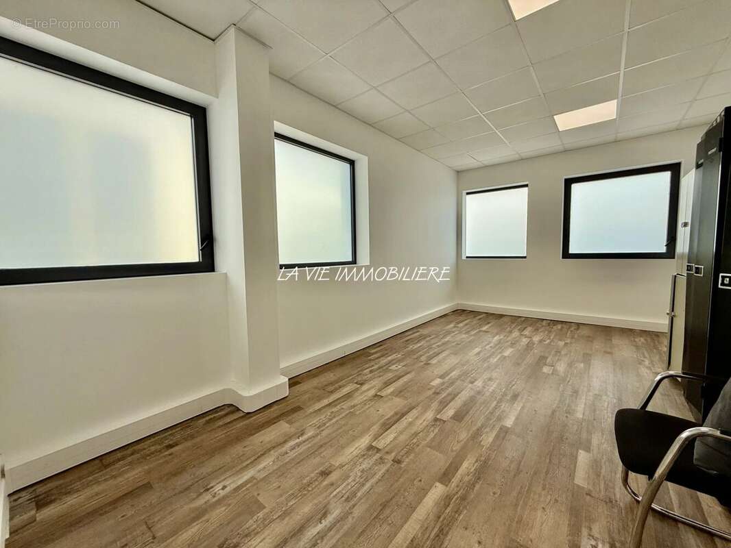 Commerce 1223 m² à Bailly-Romainvilliers  - photo 7