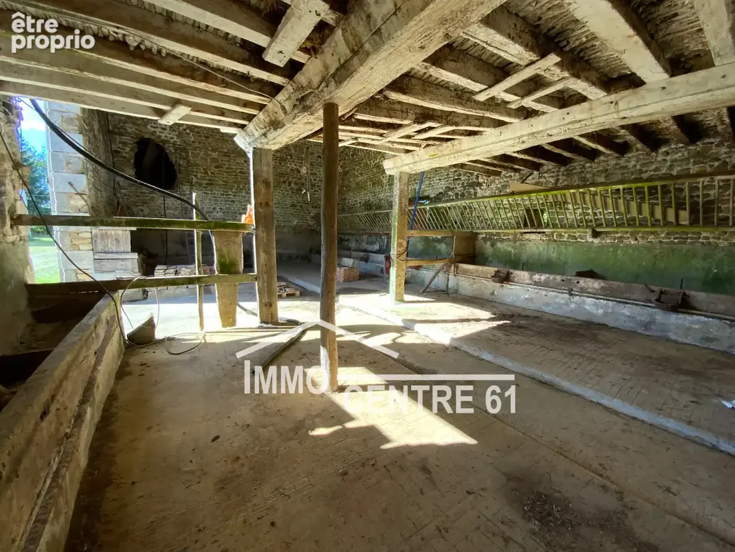 Longère à rénover et dépendances sur 5600m2 de terrain - photo 16