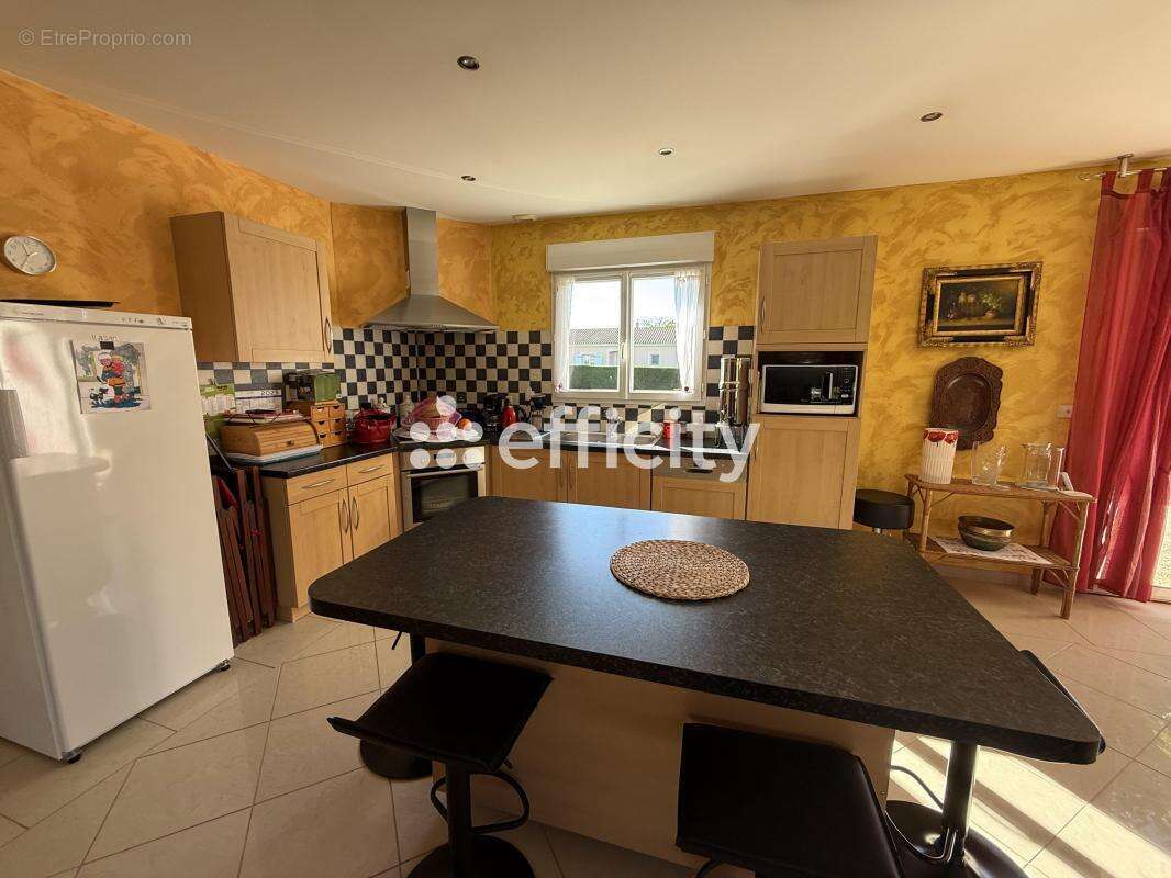 Maison à LES ADJOTS