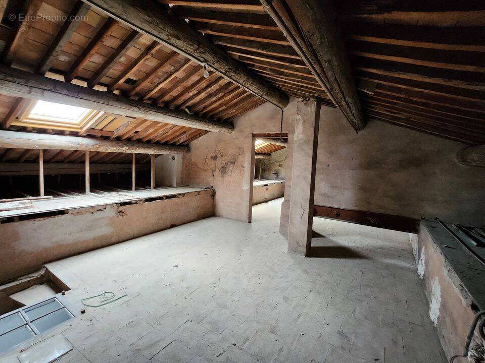 Combles louées / Château Gombert - Autre à MARSEILLE-13E