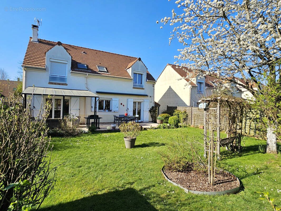 Maison à MANDRES-LES-ROSES