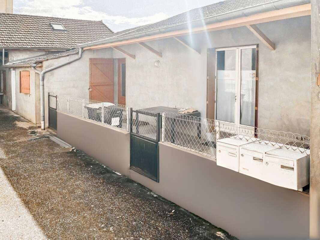 Dpt Saône et Loire (71), à vendre ROMENAY immeuble - 4 appartements et 1 local commercial - photo 5