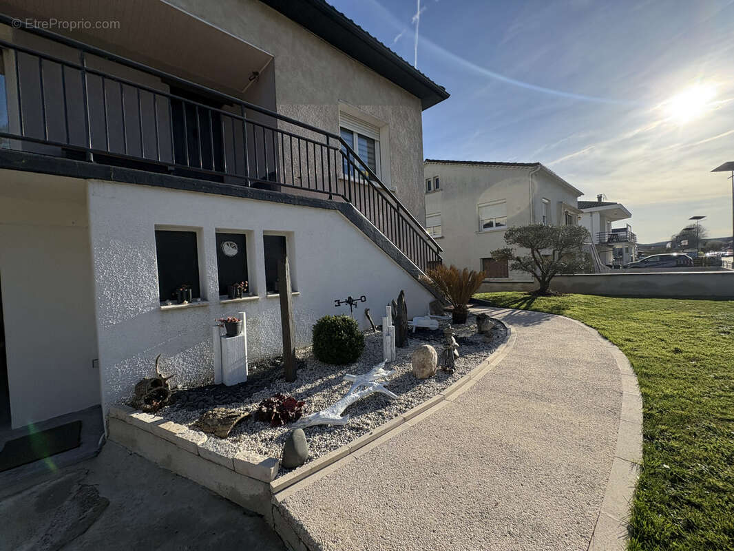 Maison à MONTAIGU-DE-QUERCY