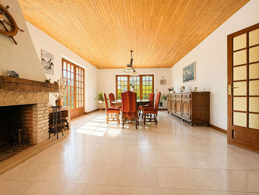 Maison à NOYERS