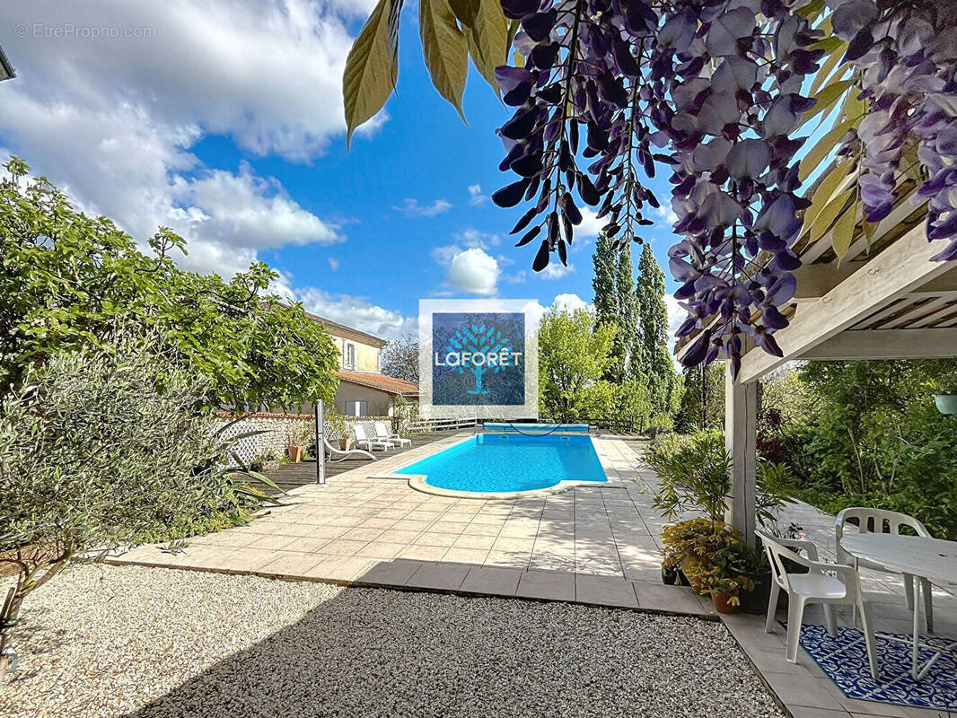 Maison à BUSSAC-FORET