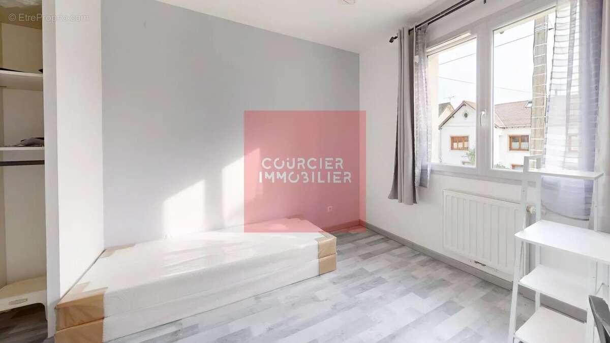 Maison à LE MESNIL-SAINT-DENIS