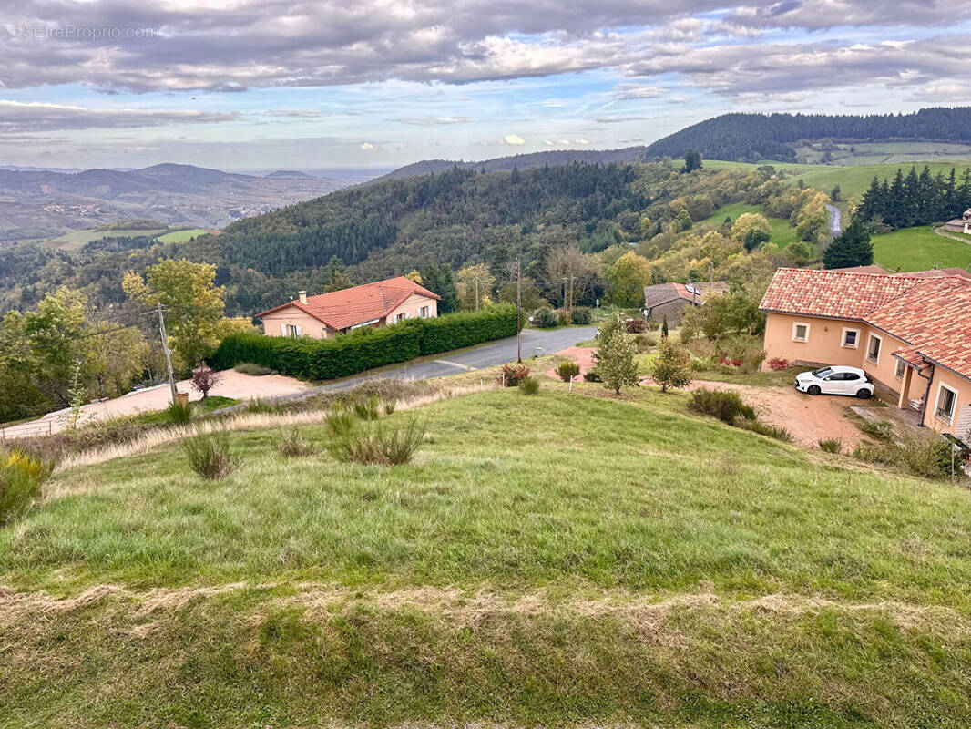 Terrain à SAINT-CYR-LE-CHATOUX