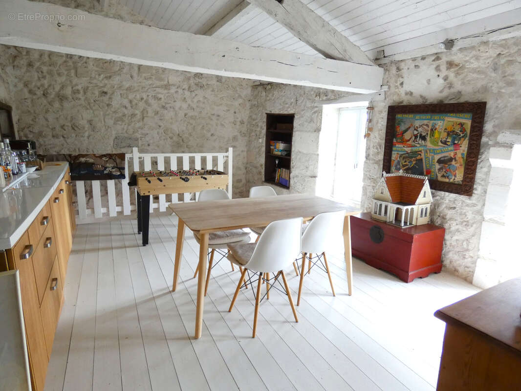 Maison à NANTEUIL-AURIAC-DE-BOURZAC