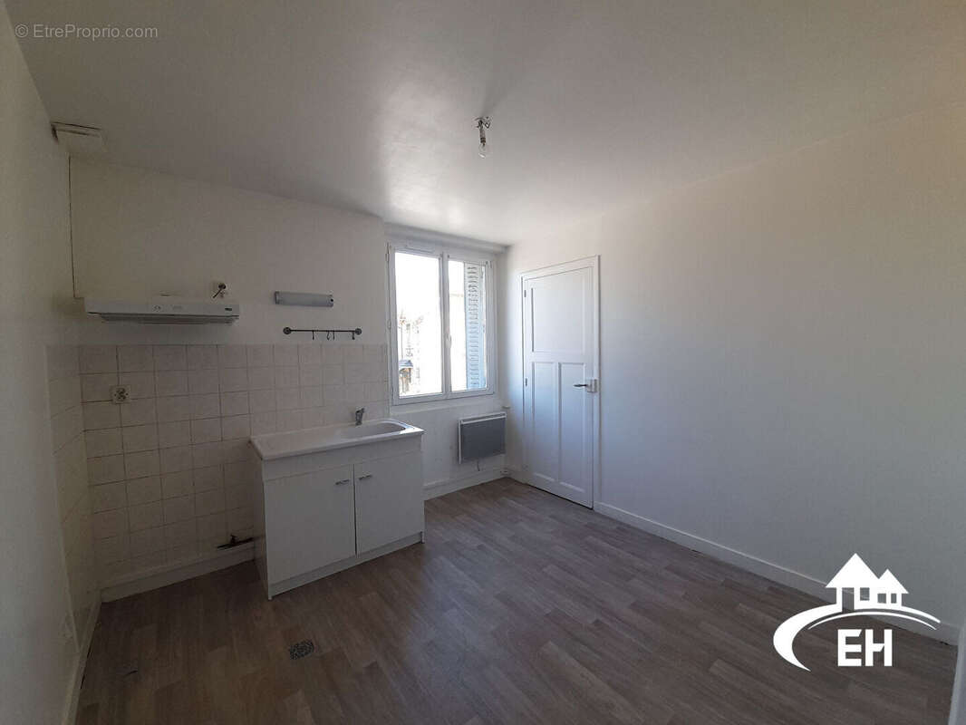 A vendre - immeuble de 210 m² - photo 3
