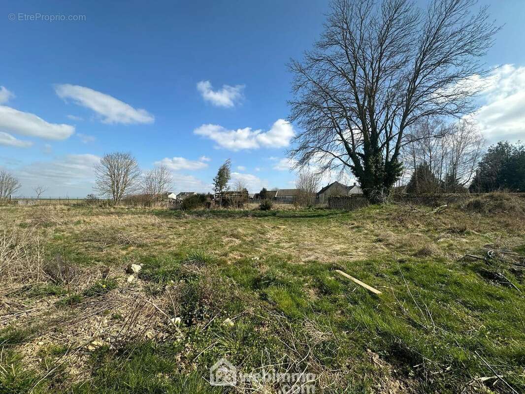 D'une surface de 648 m² - Terrain à CHAILLEVOIS