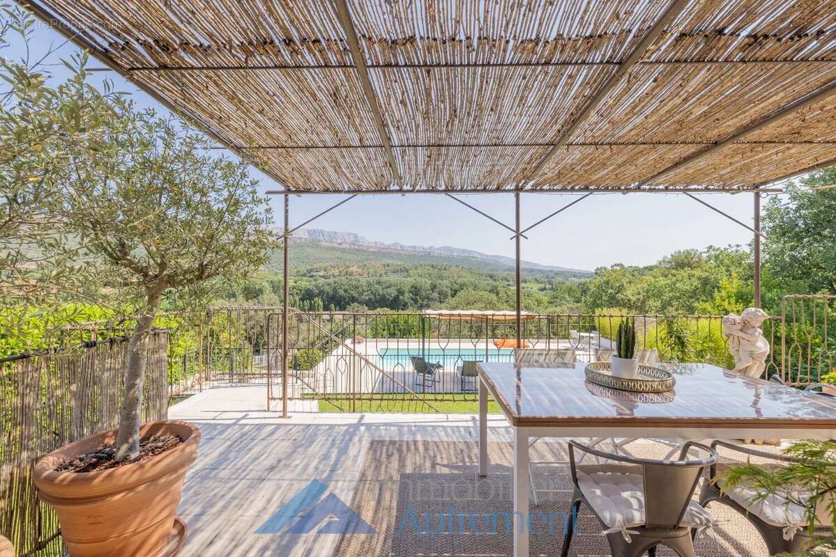 Maison à CHATEAUNEUF-LE-ROUGE