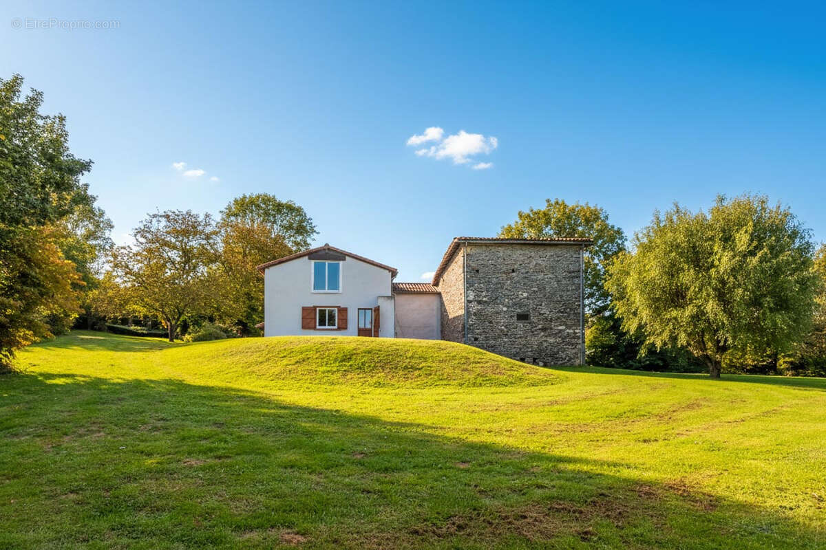 Ferme en pierre avec grange et vue sur les montagnes - photo 9