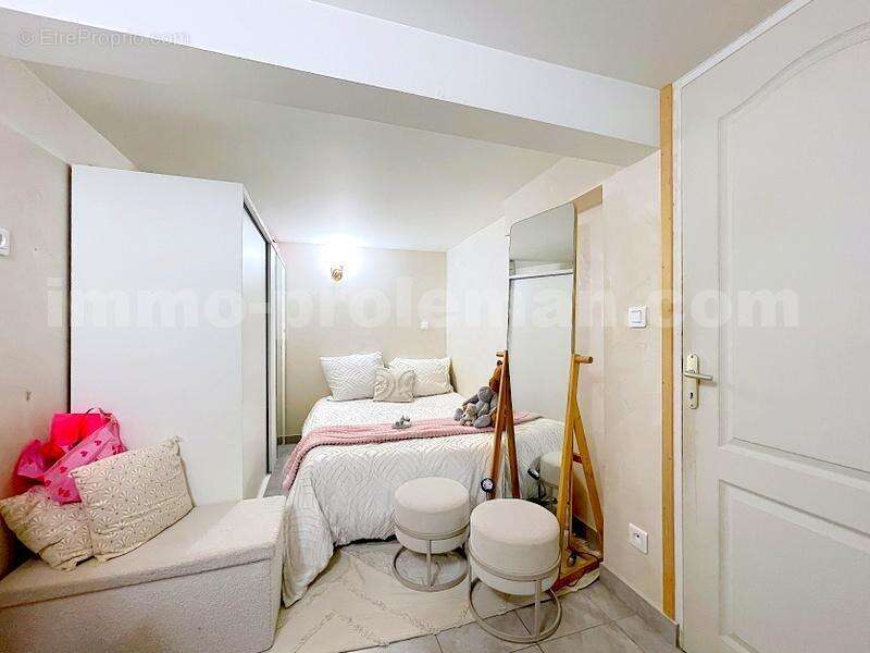 Maison_jumelée_cuisine_equipée_Annemasse_proche_commerces_bus_tram_ceva_gare_frontieres_suisse_genève_sejour_cuisine_ouverte_degagement_chambre_terrasse_terrain_ - Maison à ANNEMASSE