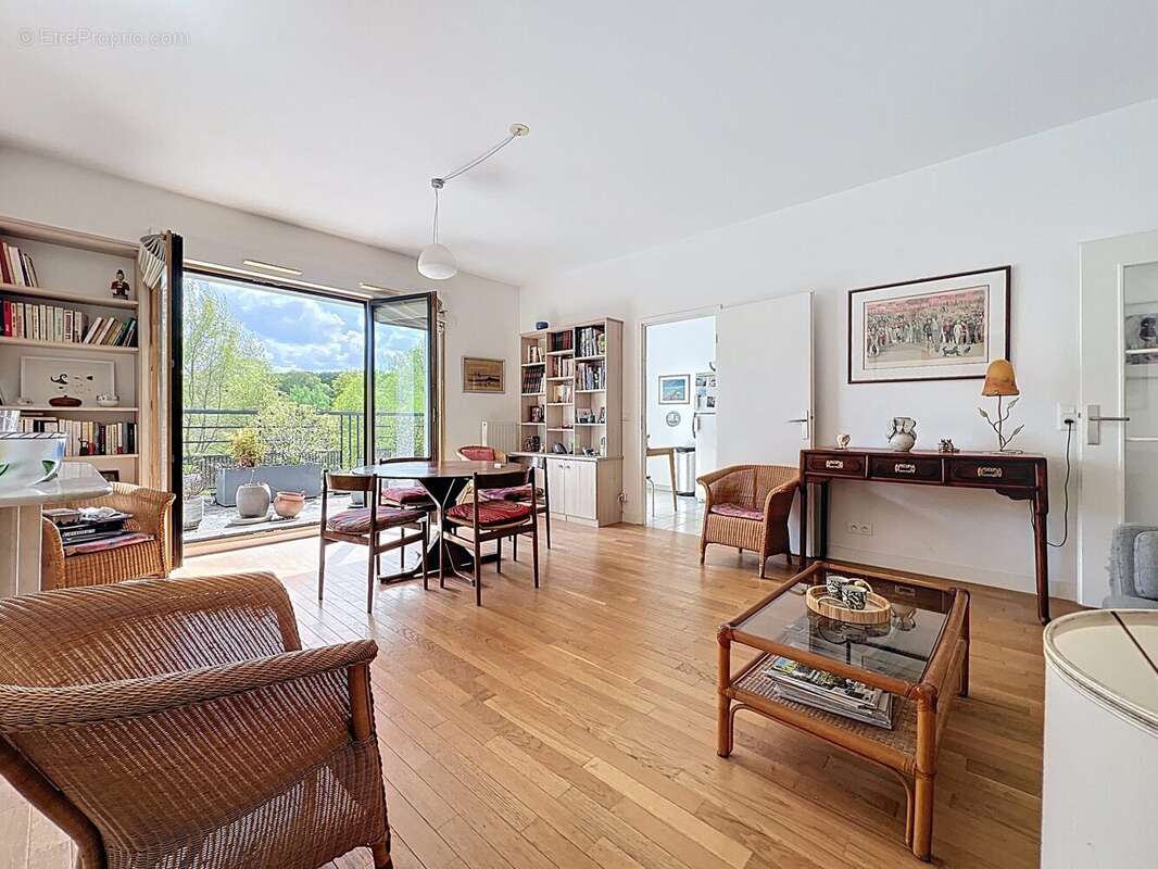 Appartement à MARNES-LA-COQUETTE