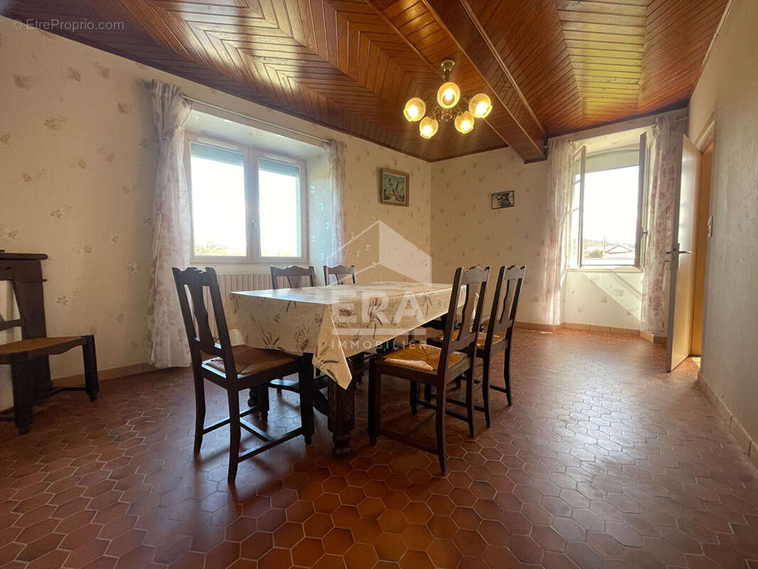 Maison à VILLECOMTAL-SUR-ARROS