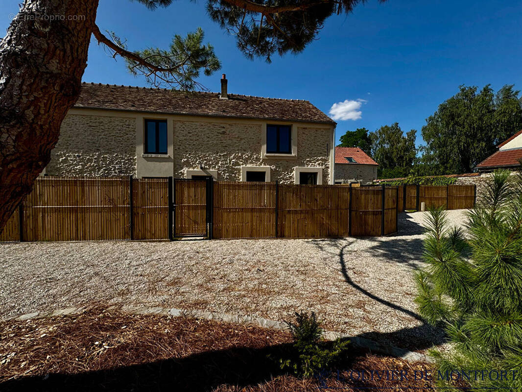 Maison à LA QUEUE-LES-YVELINES