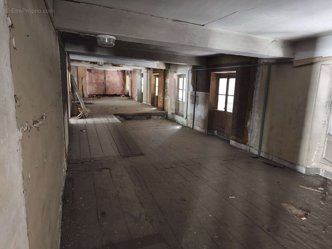 Ensemble immobilier 6 000 m2 à réhabiliter   Cœur de bourg, sortie A51 - photo 9