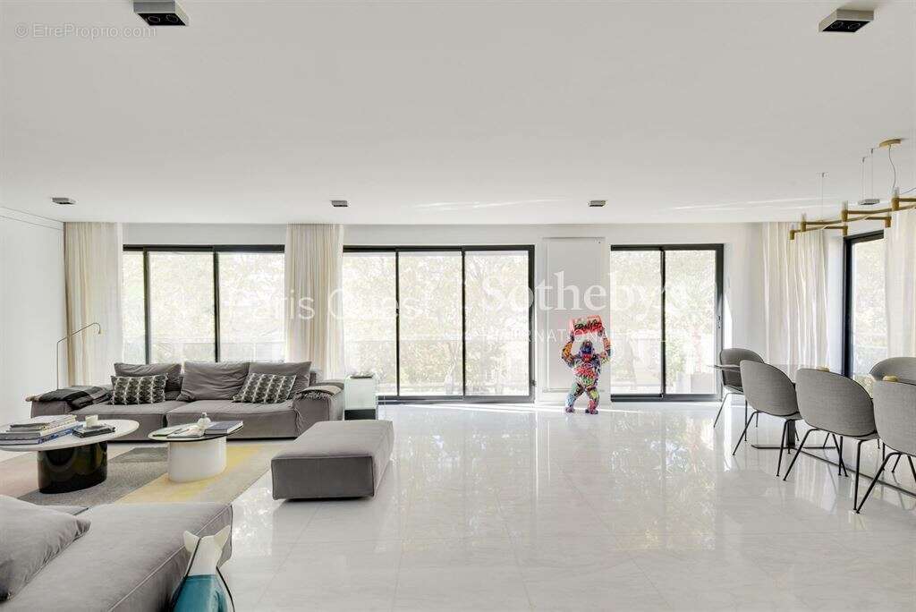 Appartement à NEUILLY-SUR-SEINE