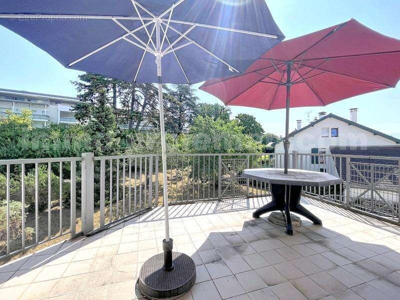 Appartement_T3_Annemasse_belle_superficie_prox_frontière_Suisse_tram_Ceva_direction_GENEVE_Frontaliers_Salon_Séjour_Cuisine