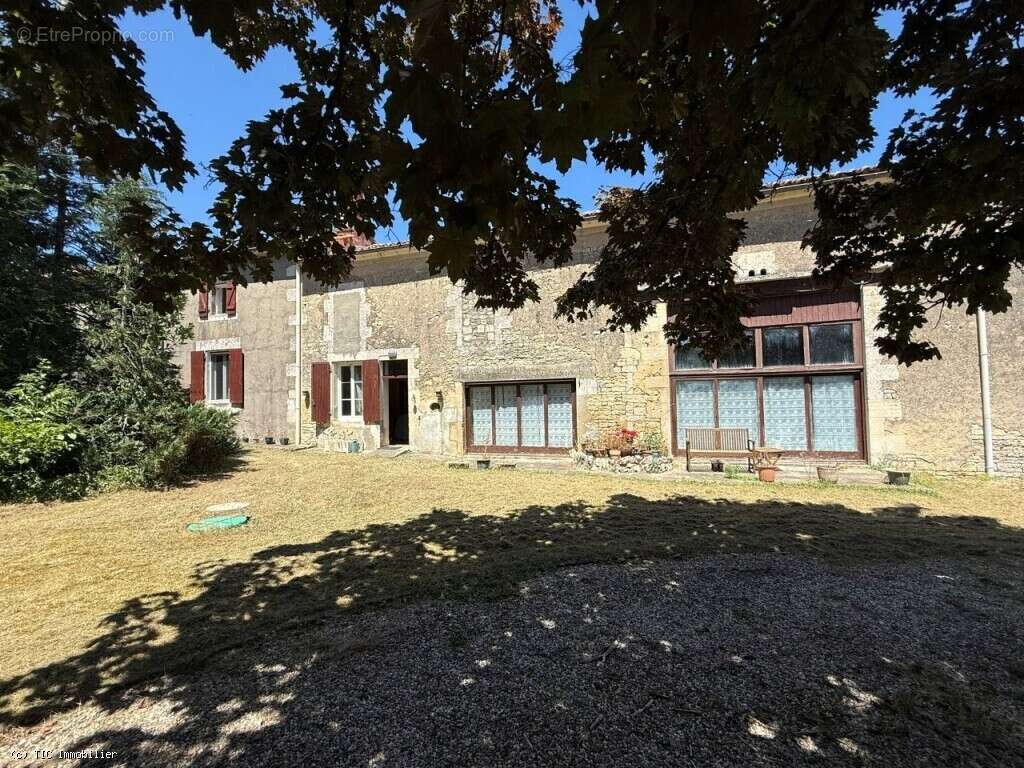 Maison de Campagne avec Piscine Intérieure entre Villefagnan et Ruffec - photo 4